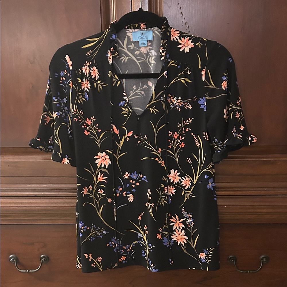 CeCe Black Floral Blouse with tie/Size Small